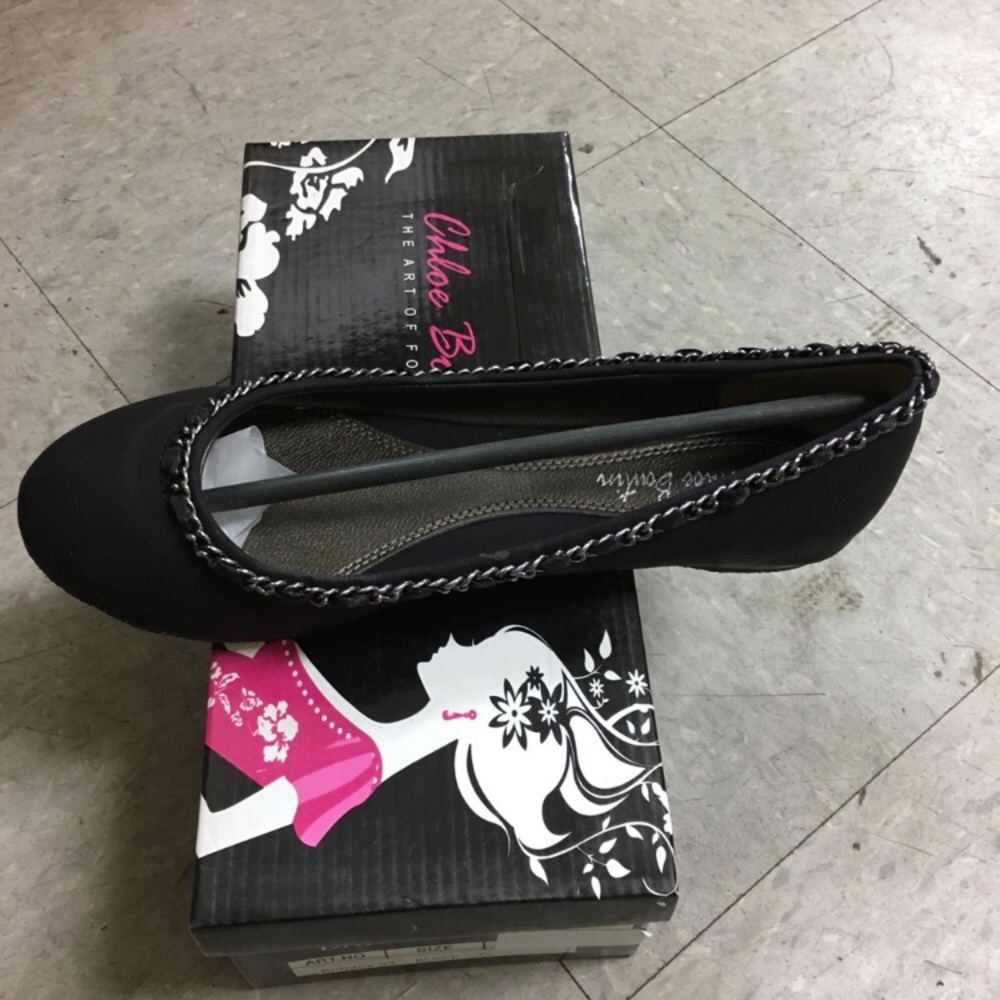 NWT!! Women’s black stylish flats ..